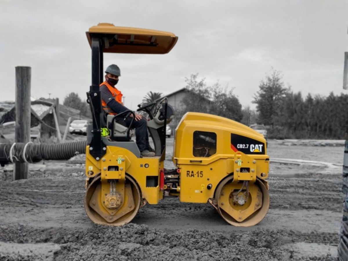Rodillo Compactador Caterpillar CB2.7 año 2021, código de flota RA15, en arriendo en Maquinaria Carrán