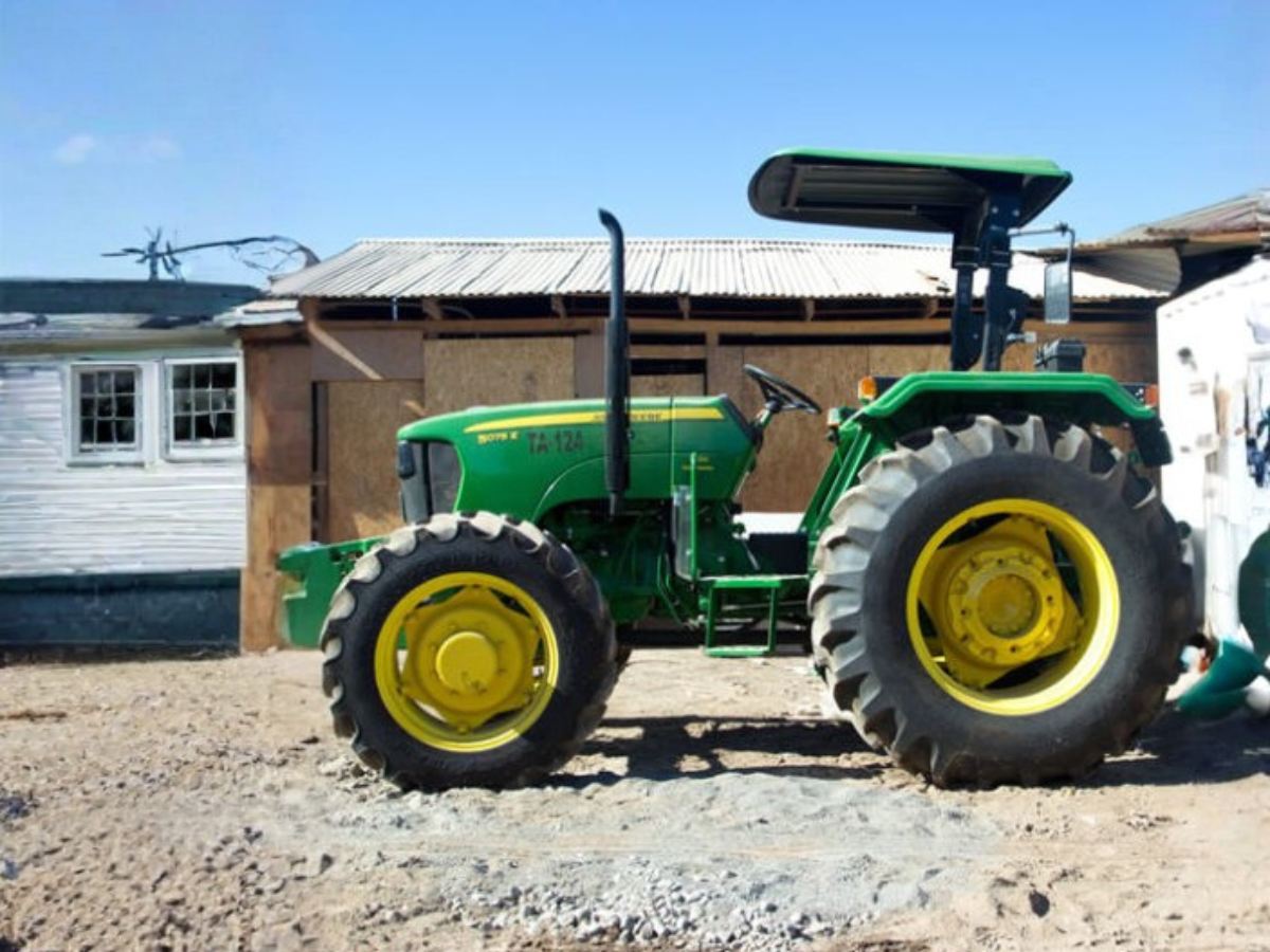 Tractor John Deere 5075E año 2020, código de flota TA149, en arriendo en Maquinaria Carrán