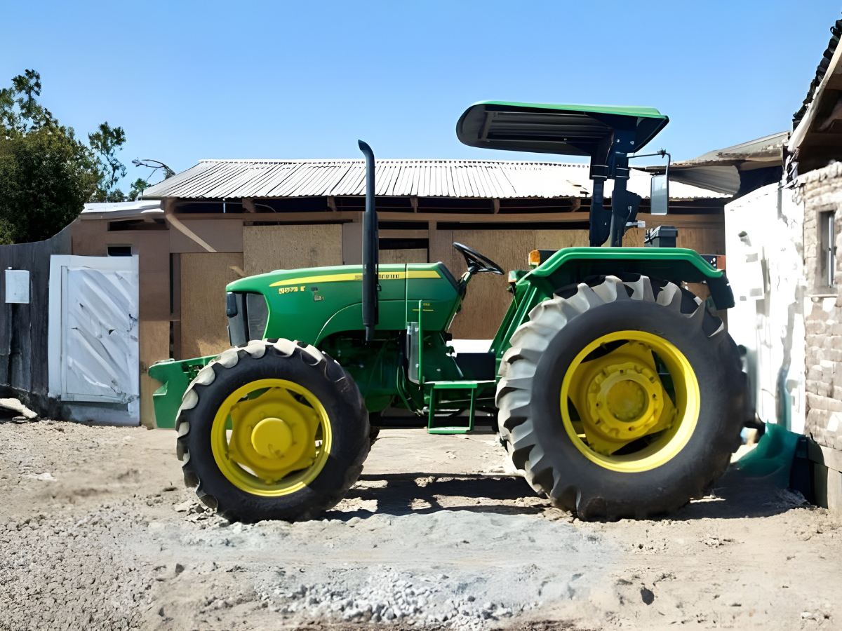 Tractor John Deere 5075E año 2020, código de flota TA122, en venta en Maquinaria Carrán